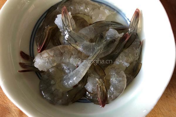 菠萝虾仁的做法图解1