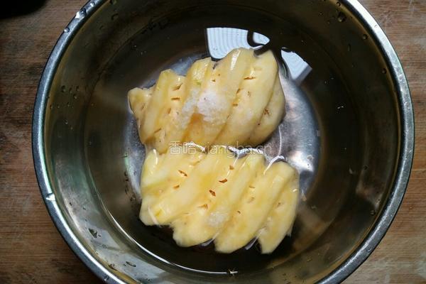糖水菠萝的做法图解2