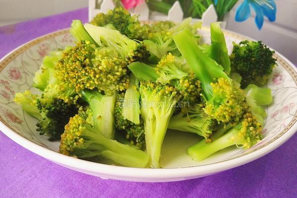 胡萝卜炒西兰花的做法图解6