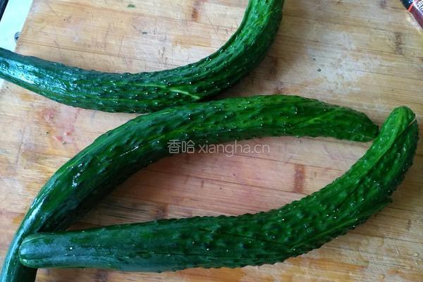 凉拌变蛋黄瓜的做法图解1