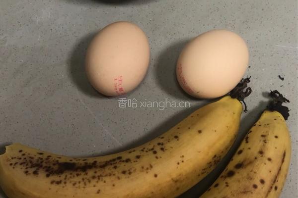香蕉鸡蛋饼的做法图解1