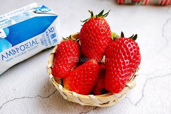 水果创意菜＋草莓炒酸奶的做法图解1
