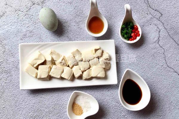 凉拌皮蛋豆腐的做法图解1