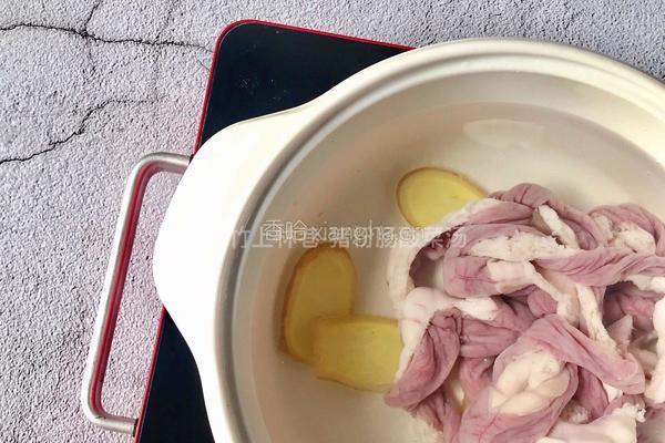 猪粉肠酸菜汤的做法图解4