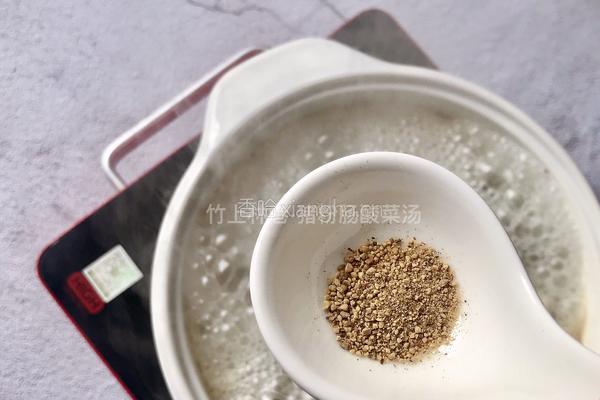 猪粉肠酸菜汤的做法图解7