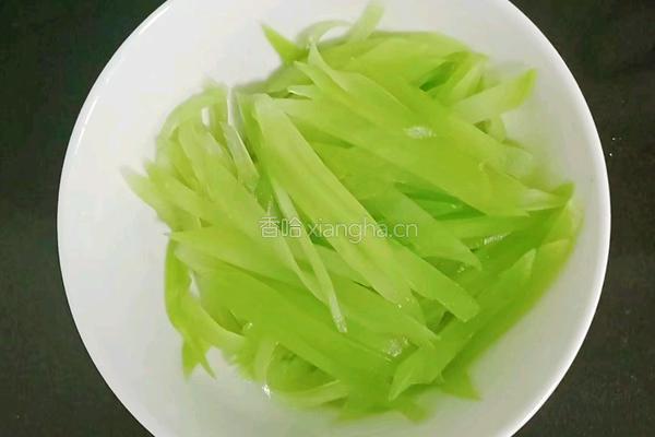 莴笋苹果软饼 (宝宝辅食）的做法图解1