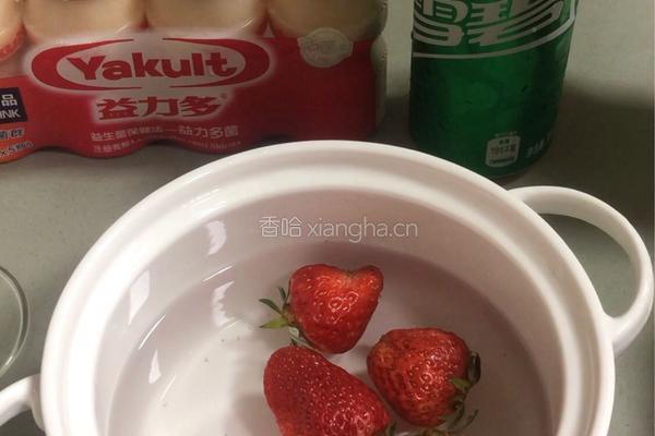 草莓雪碧益力多的做法图解1