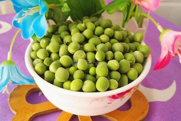 胡萝卜炒豌豆的做法图解3