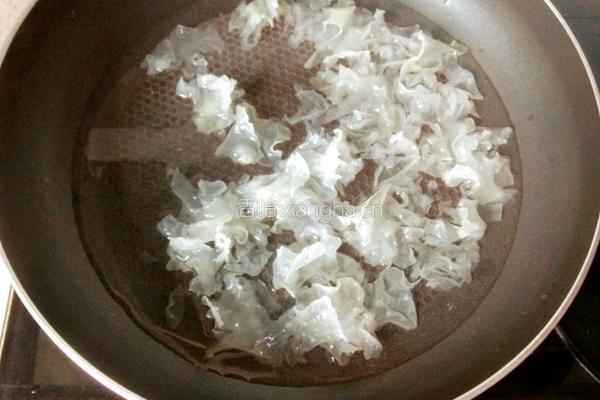 水果银耳露的做法图解1