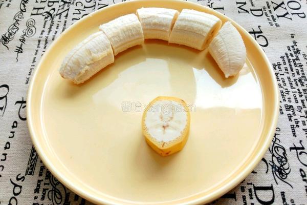 香蕉奶昔的做法图解1