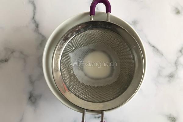 梦龙草莓夹心冰淇淋的做法图解2