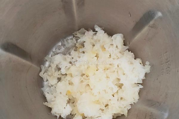 雪梨银耳露的做法图解3
