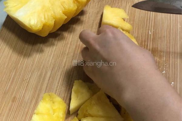 菠萝炒鸡的做法图解1