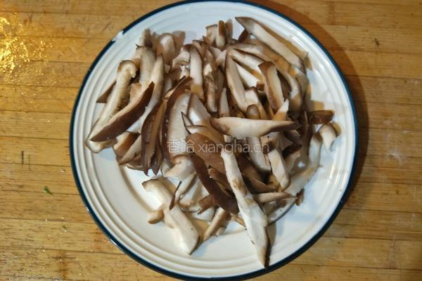 西芹炒香菇的做法图解3