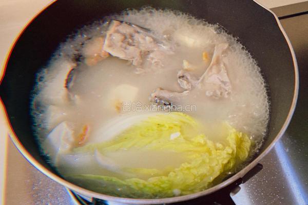 鲜甜三文鱼头豆腐汤的做法图解2