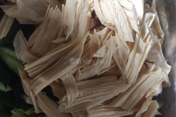 黄瓜拌腐竹的做法图解3