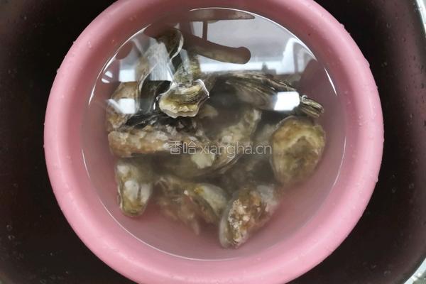 蒜柠青椒烤生蚝的做法图解1