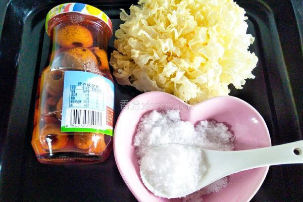 山楂罐头拌银耳的做法图解1