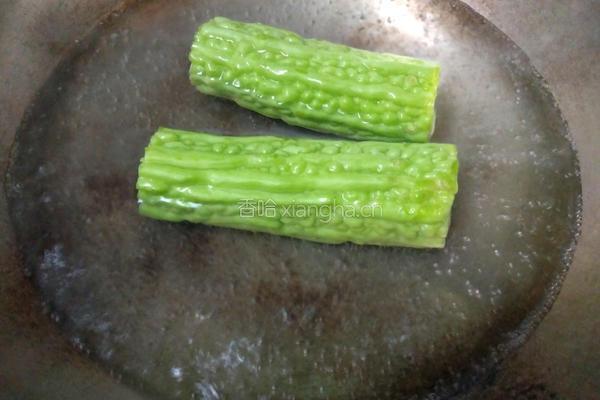 苦瓜酿香蕉的做法图解3