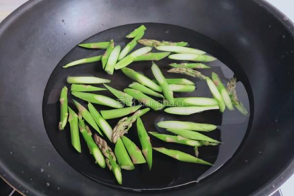 芦笋炒鸡蛋的做法图解3