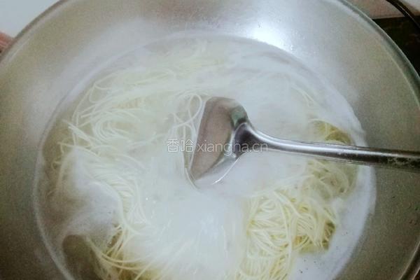 葱油拌面 #格林的懒人美食日记# 的做法图解5