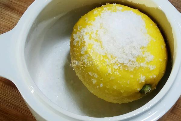 冰糖炖柠檬的做法图解2
