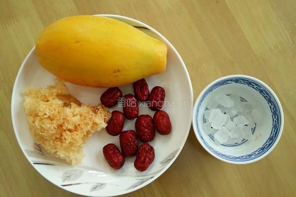 木瓜红枣银耳羹的做法图解1