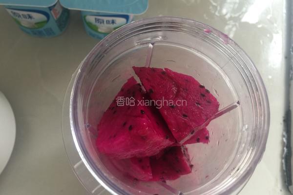 天然美颜排毒火龙果奶昔的做法图解1