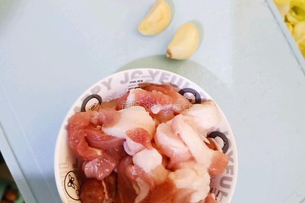 包菜炒肉的做法图解1