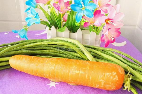 胡萝卜炒豆角的做法图解1