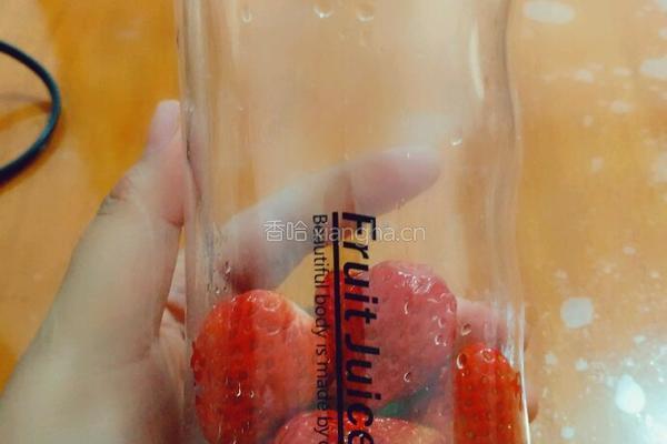 草莓酸奶的做法图解1