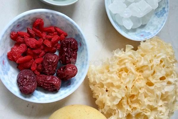 雪梨银耳羹的做法图解1