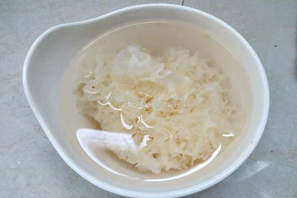 雪梨银耳羹的做法图解2