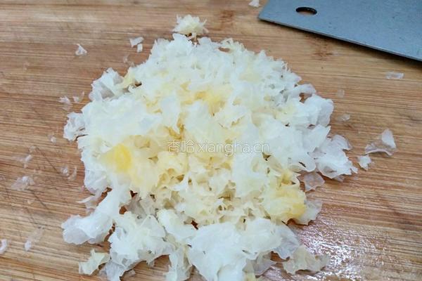雪梨银耳羹的做法图解3
