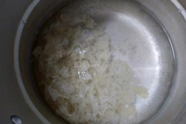雪梨银耳羹的做法图解4