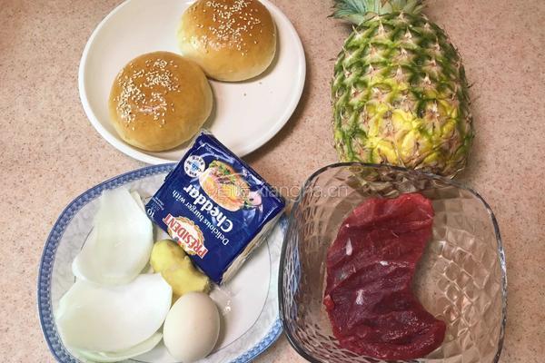 菠萝牛肉汉堡的做法图解1