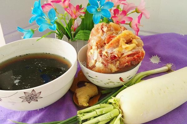 黑豆海带白萝卜鸡汤的做法图解1