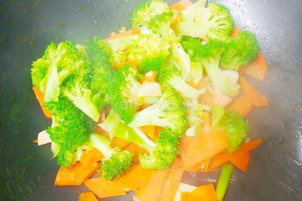 胡萝卜炒西蓝花的做法图解8