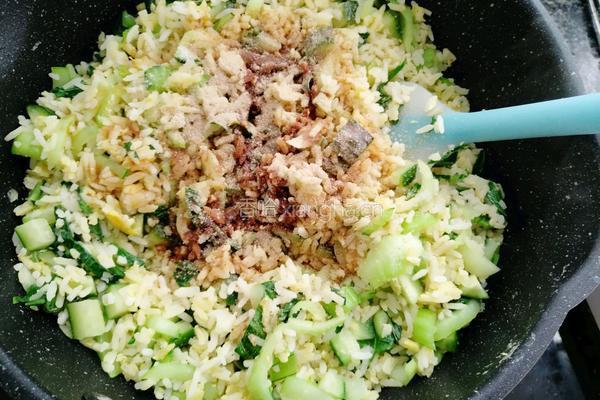 黄瓜青菜蛋炒饭的做法图解13