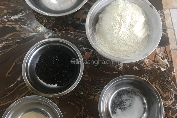 黑芝麻面包的做法图解1