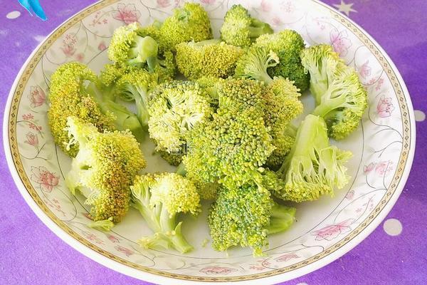 西兰花炒虾仁的做法图解2