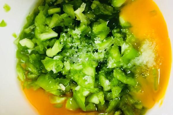 方便好吃下饭的青椒炒鸡蛋的做法图解3