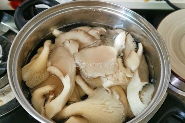 豆角炒平菇的做法图解1