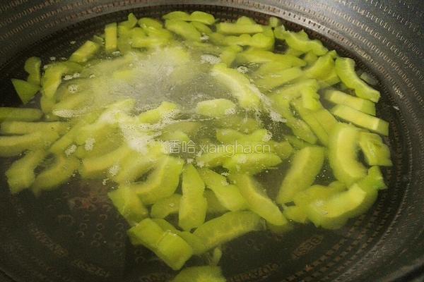 茄子炒苦瓜的做法图解4