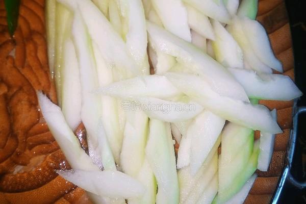 咸肉炒丝瓜的做法图解1