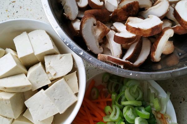 香菇炖豆腐的做法图解2