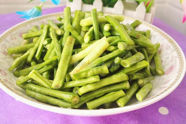 茄子炒豆角的做法图解5