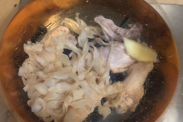 花胶红枣炖阉鸡的做法图解5
