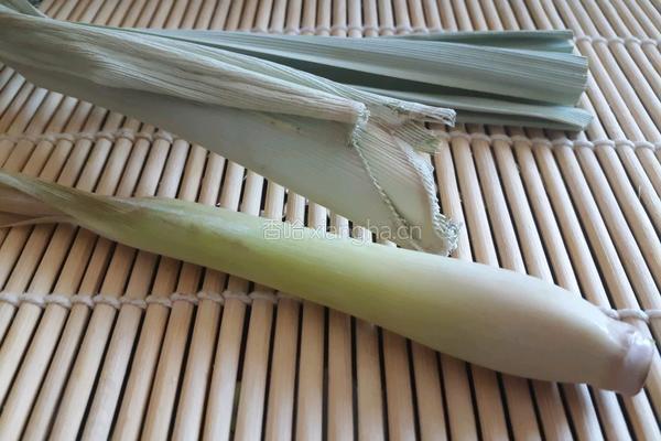 斑斓叶香茅水的做法图解1