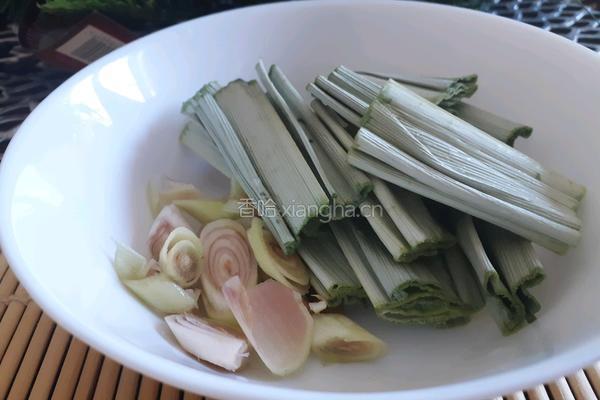 斑斓叶香茅水的做法图解2